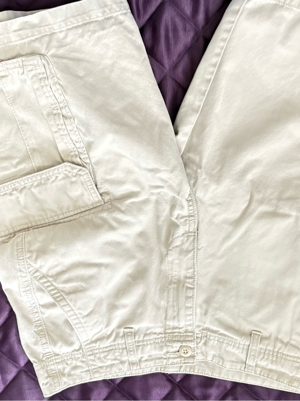 Old Navy Men's Cargo Shorts in Cream